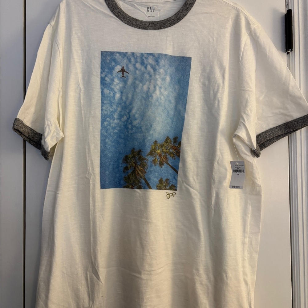 GAP Cream and Gray Short Sleeve Tee